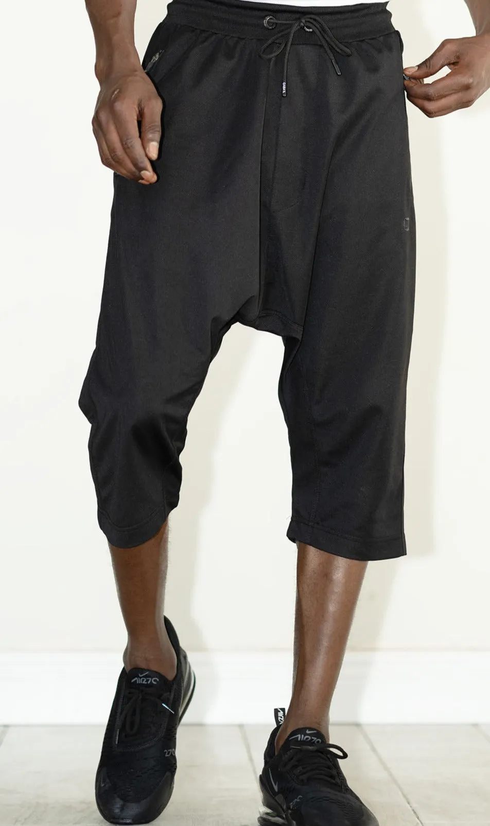 QL Relaxed Lightweight Cropped Joggers in Black